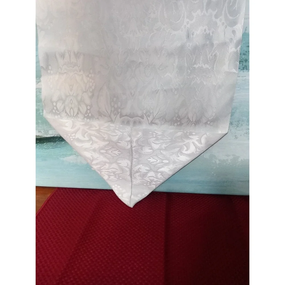 Vintage Elegant Table Runner 60